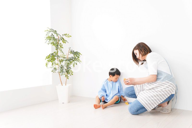 幼稚園でお遊戯をする子どもと先生