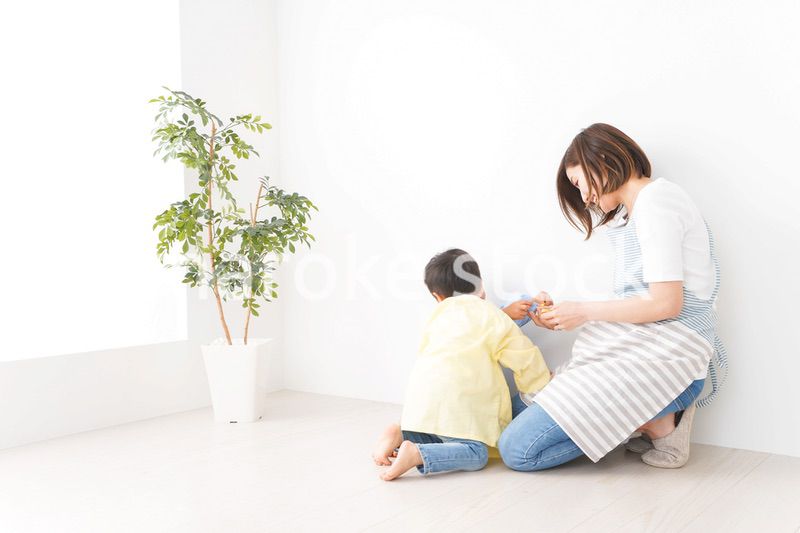 幼稚園でお遊戯をする子どもと先生