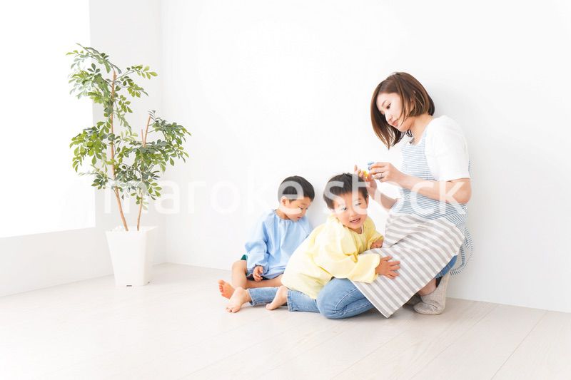 幼稚園でお遊戯をする子どもと先生