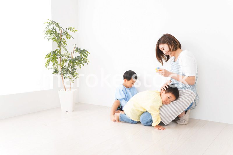 幼稚園でお遊戯をする子どもと先生