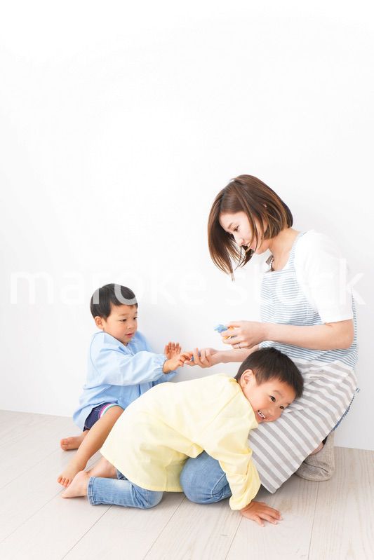 幼稚園でお遊戯をする子どもと先生