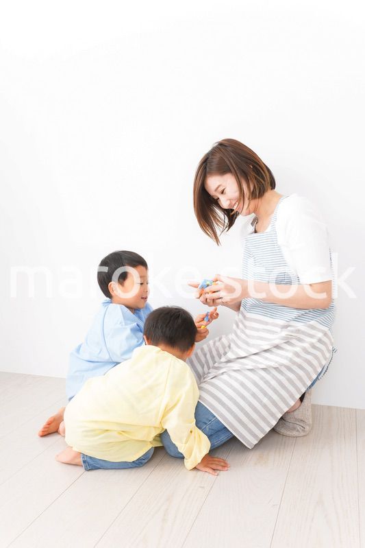 幼稚園でお遊戯をする子どもと先生