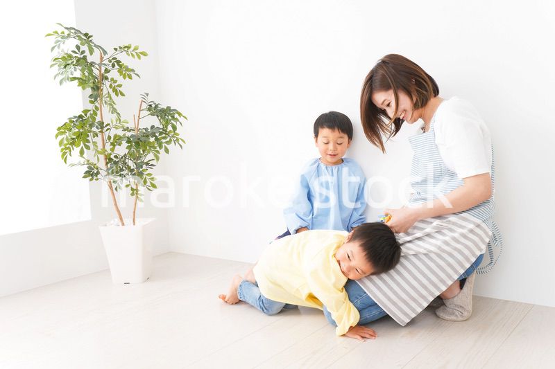 幼稚園でお遊戯をする子どもと先生