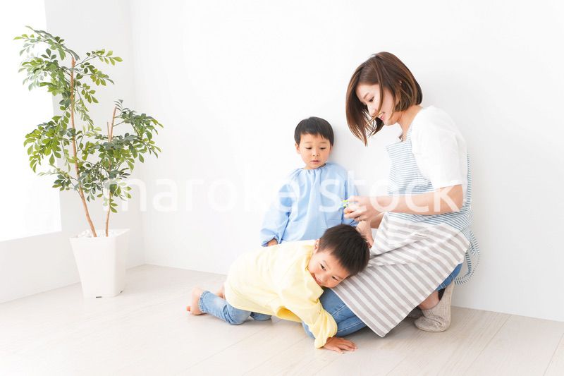 幼稚園でお遊戯をする子どもと先生