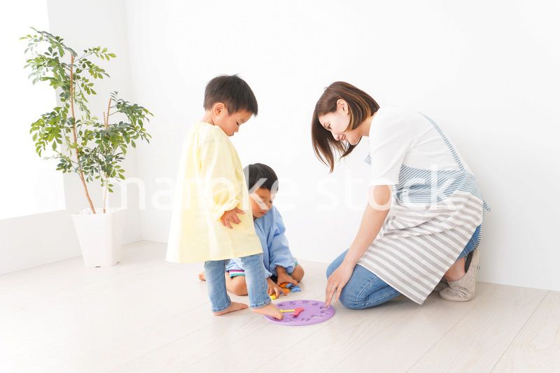 幼稚園でお遊戯をする子どもと先生