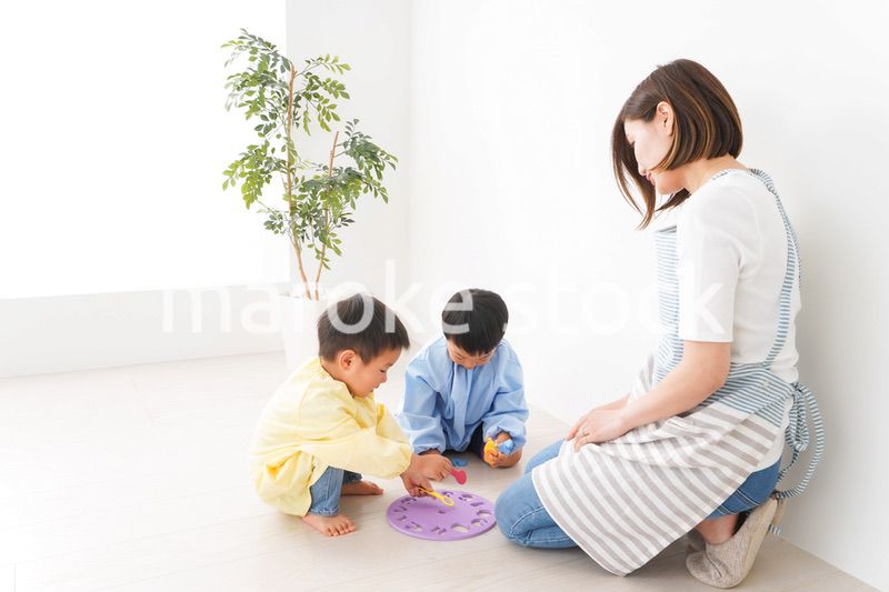 幼稚園でお遊戯をする子どもと先生