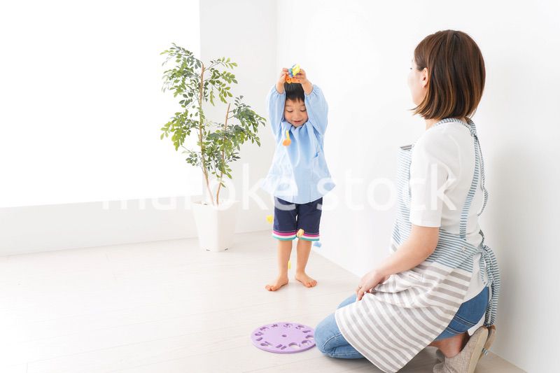 幼稚園でお遊戯をする子どもと先生