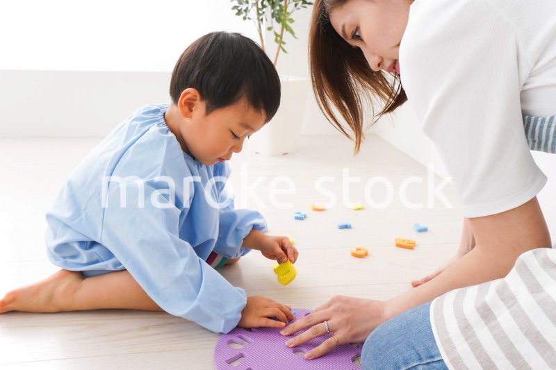 幼稚園でお遊戯をする子どもと先生