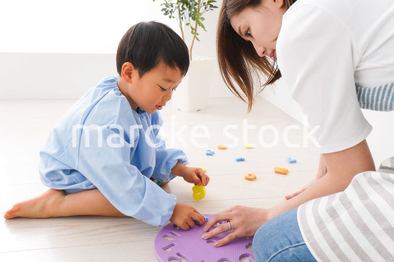 幼稚園でお遊戯をする子どもと先生