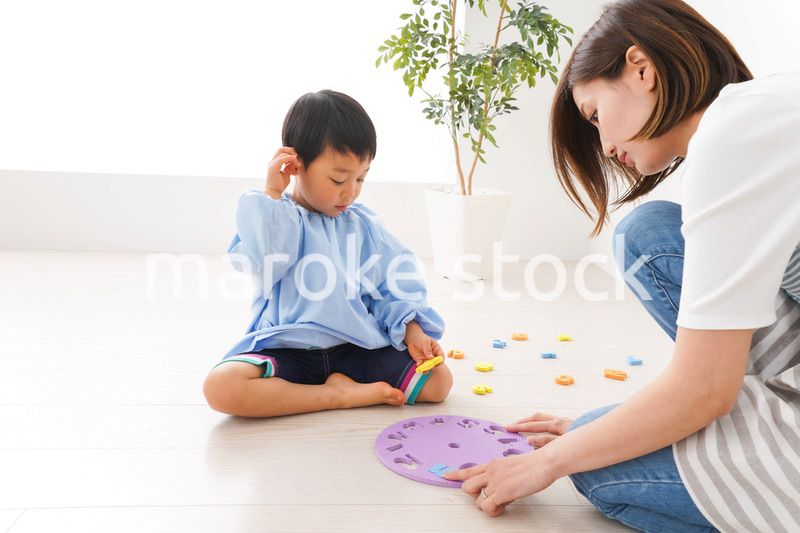 幼稚園でお遊戯をする子どもと先生