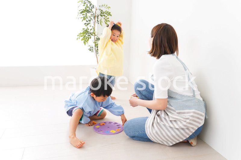 幼稚園でお遊戯をする子どもと先生