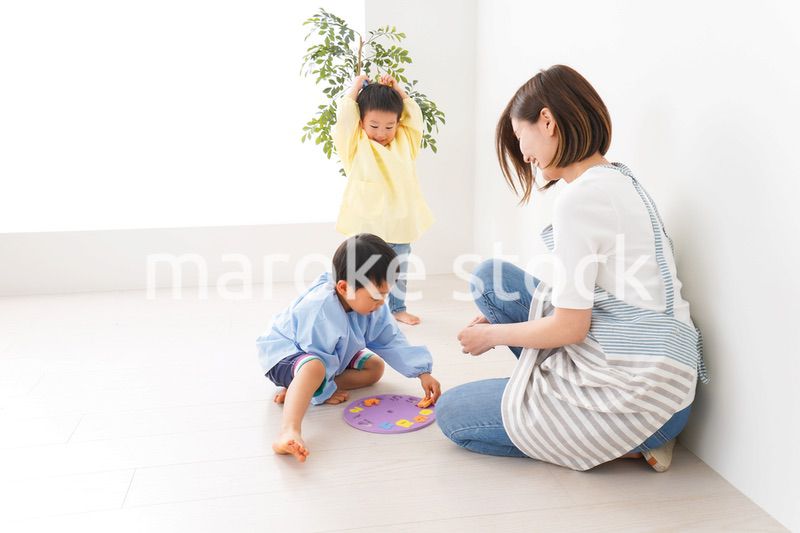 幼稚園でお遊戯をする子どもと先生