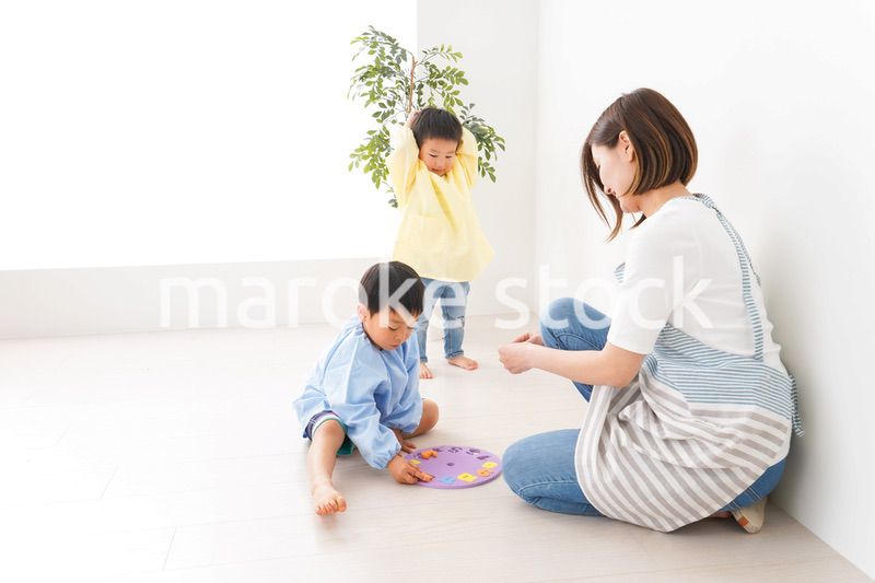 幼稚園でお遊戯をする子どもと先生