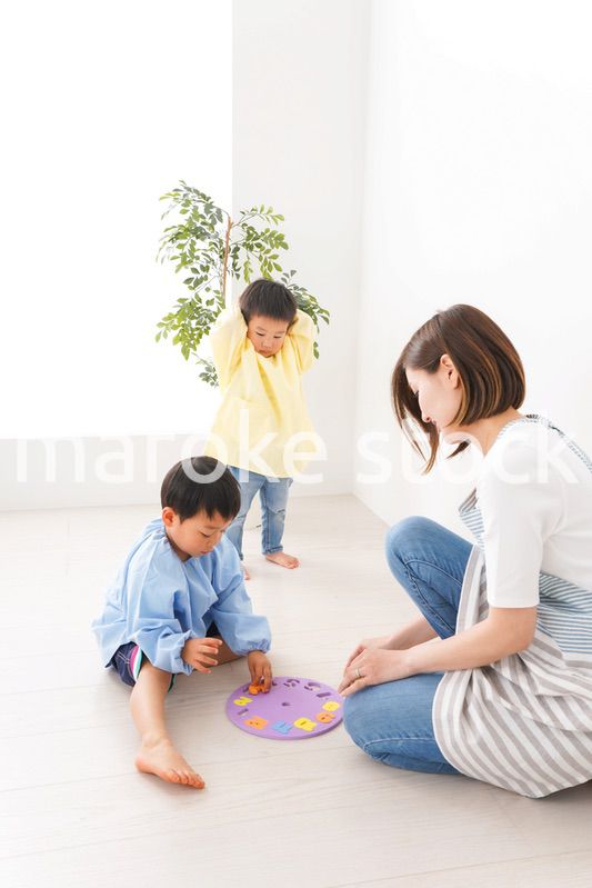 幼稚園でお遊戯をする子どもと先生