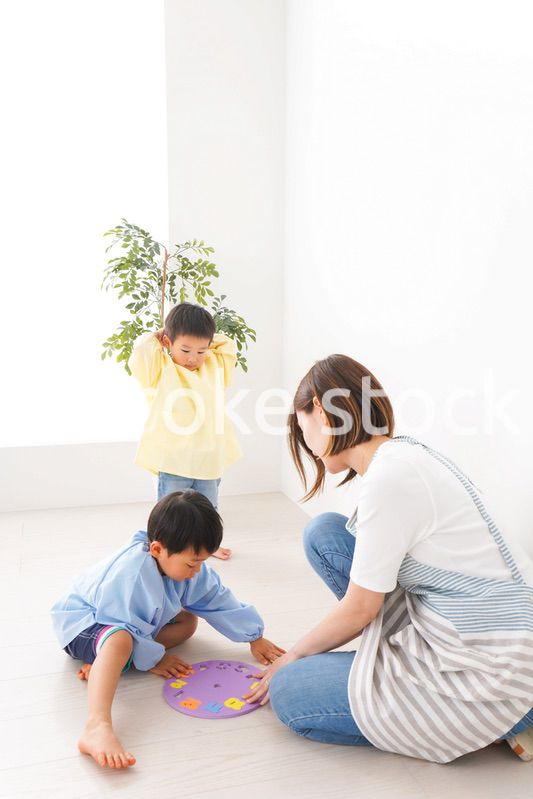 幼稚園でお遊戯をする子どもと先生