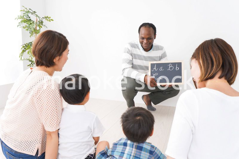 英会話教室に通う子供とお母さん