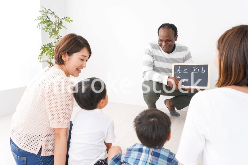 英会話教室に通う子供とお母さん