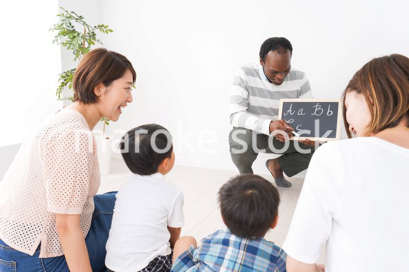 英会話教室に通う子供とお母さん