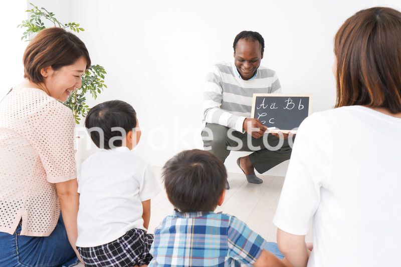 英会話教室に通う子供とお母さん