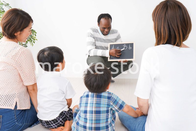 英会話教室に通う子供とお母さん