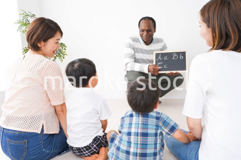 英会話教室に通う子供とお母さん