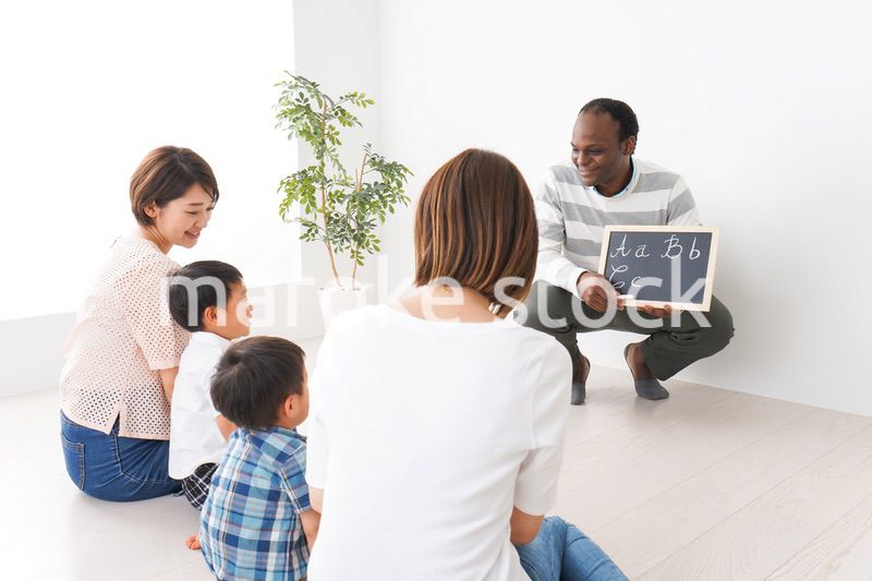 英会話教室に通う子供とお母さん