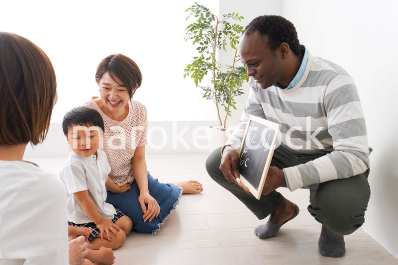 英会話教室に通う子供とお母さん