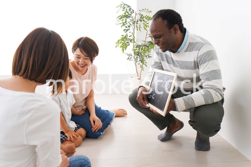 英会話教室に通う子供とお母さん