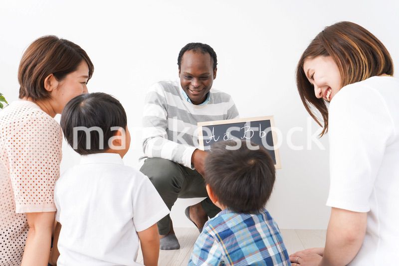 英会話教室に通う子供とお母さん