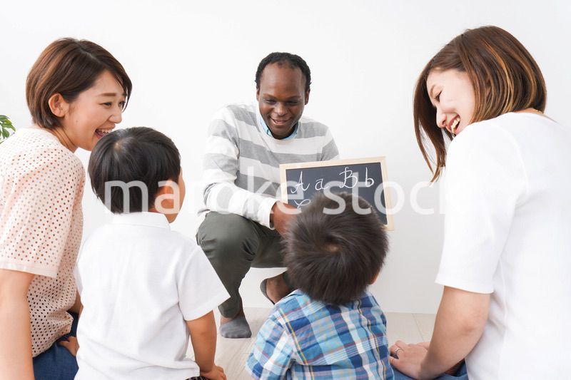 英会話教室に通う子供とお母さん