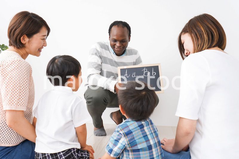 英会話教室に通う子供とお母さん