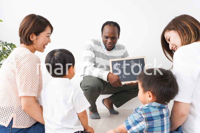 英会話教室に通う子供とお母さん