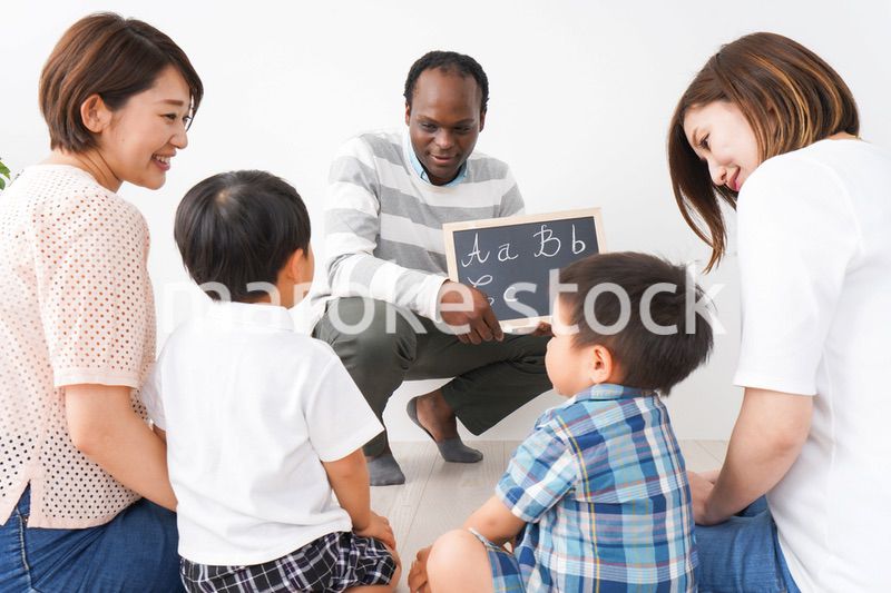 英会話教室に通う子供とお母さん