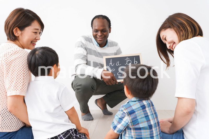 英会話教室に通う子供とお母さん