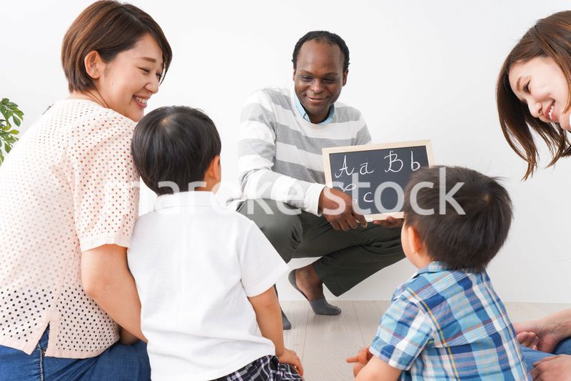 英会話教室に通う子供とお母さん