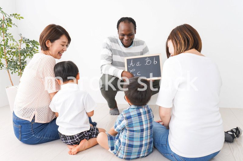 英会話教室に通う子供とお母さん