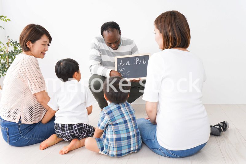 英会話教室に通う子供とお母さん