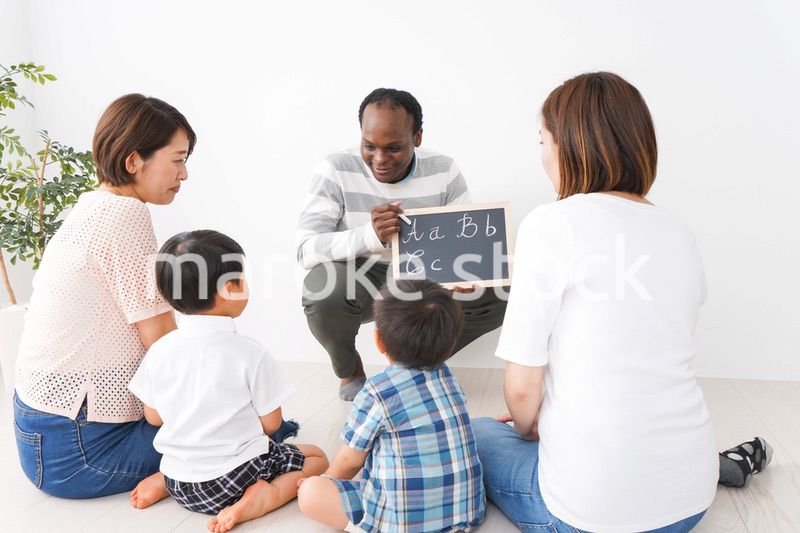 英会話教室に通う子供とお母さん