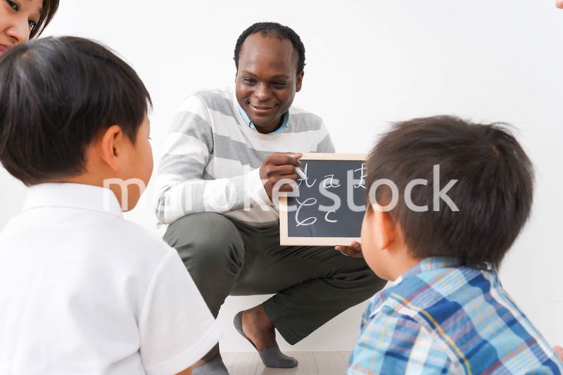 英会話教室に通う子供とお母さん