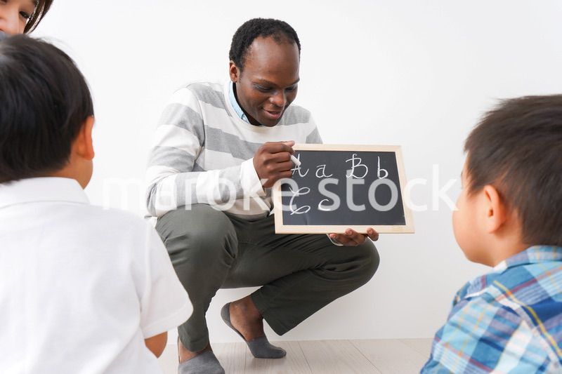 英会話教室に通う子供とお母さん