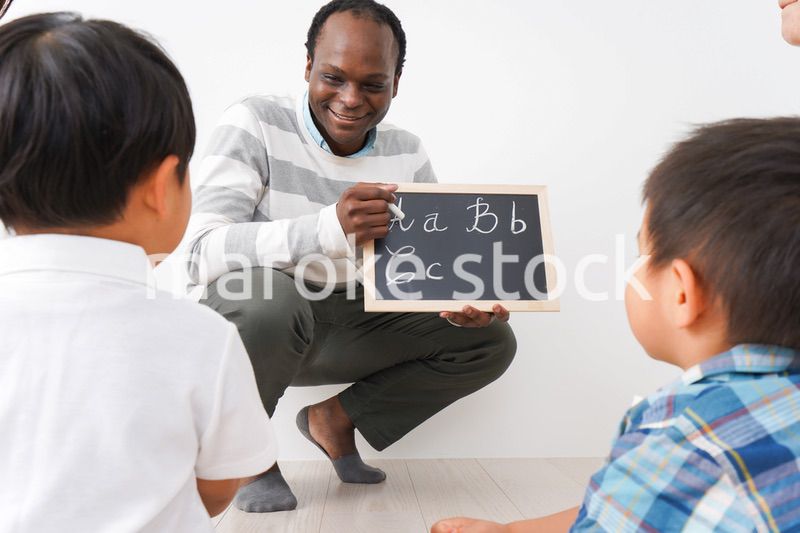 英会話教室に通う子供とお母さん