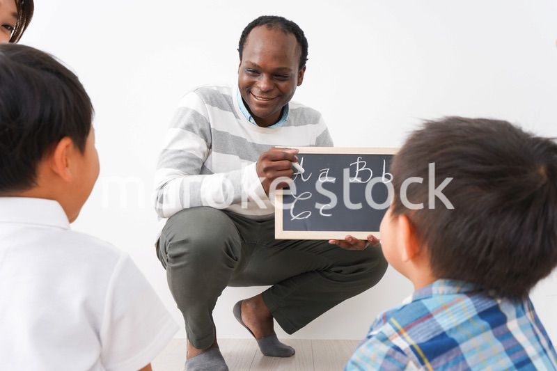 英会話教室に通う子供とお母さん