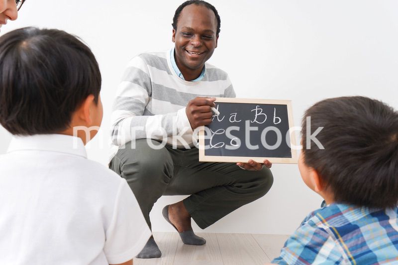 英会話教室に通う子供とお母さん