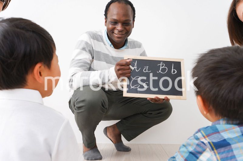 英会話教室に通う子供とお母さん