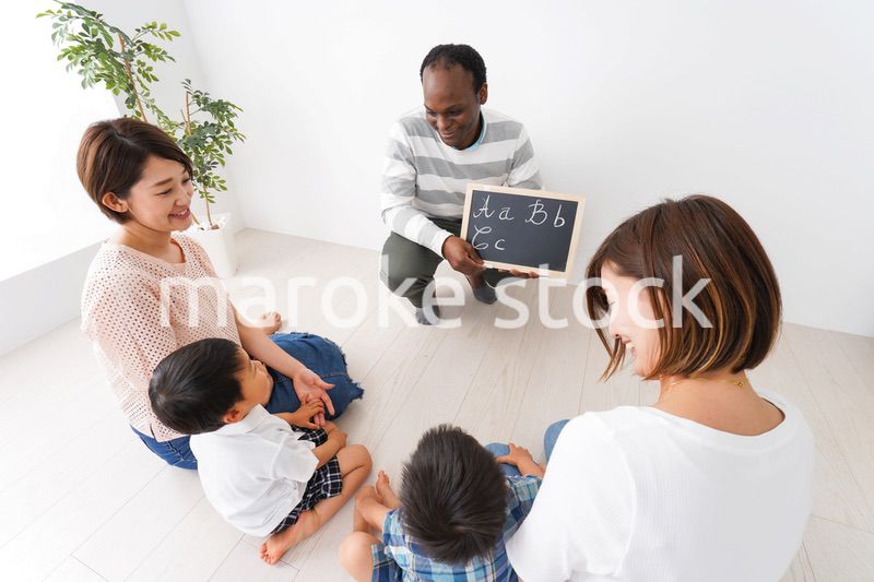 英会話教室に通う子供とお母さん