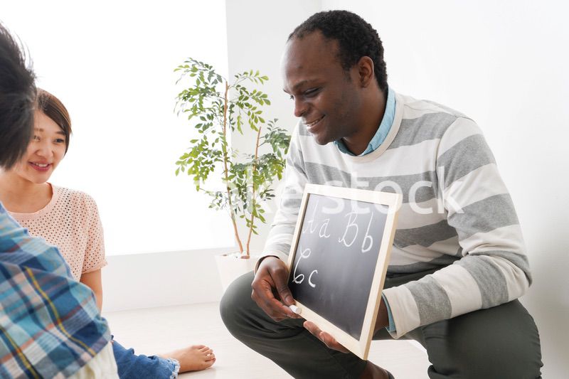 英会話教室に通う子供とお母さん