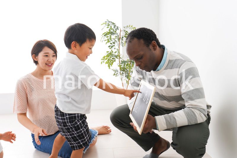 英会話教室に通う子供とお母さん