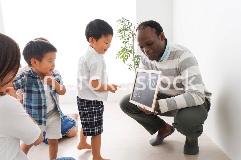 英会話教室に通う子供とお母さん