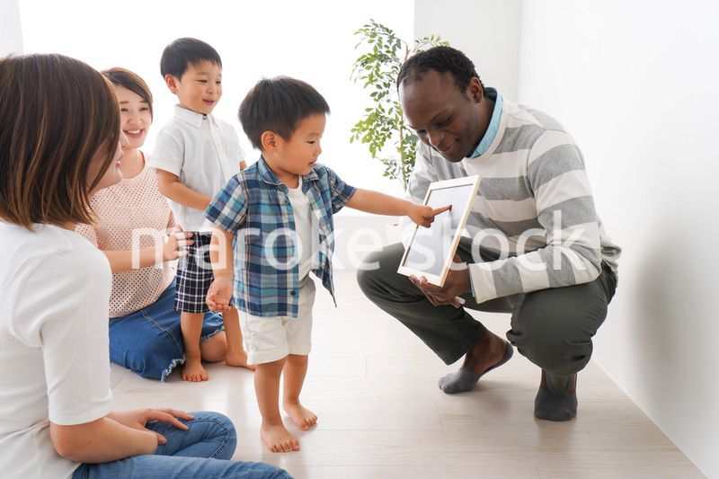 英会話教室に通う子供とお母さん