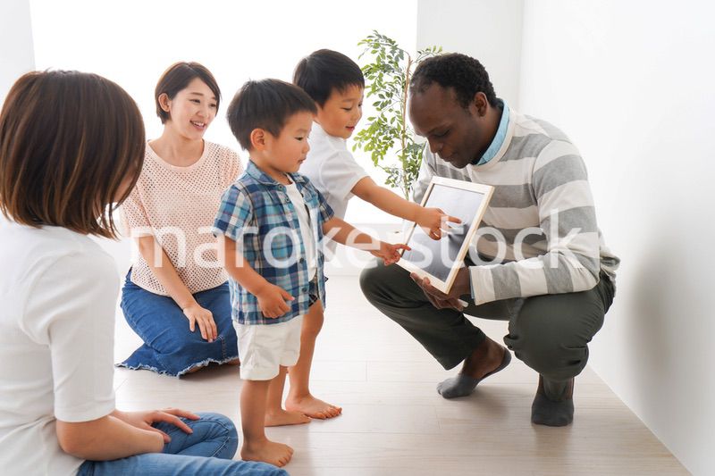 英会話教室に通う子供とお母さん